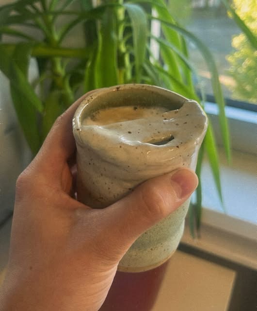 Talines erster handgefertigter To-go-Becher mit heller, gesprenkelter Glasur